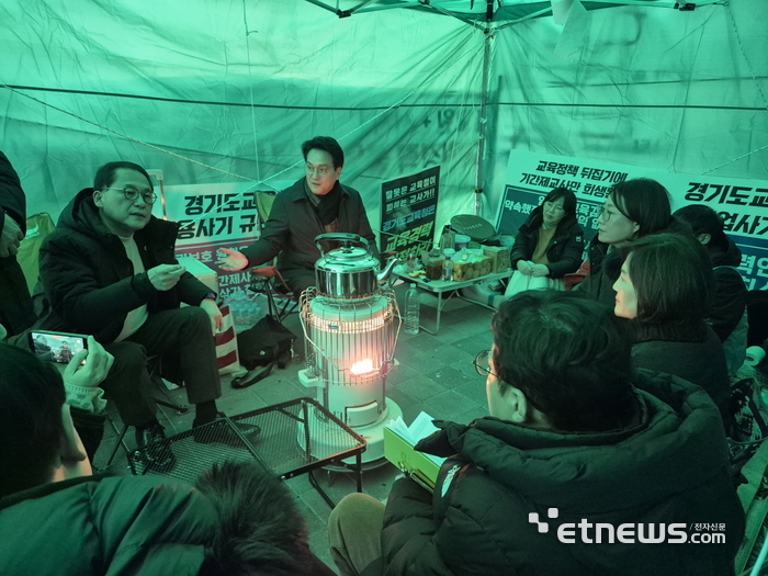 안광률 경기도의회 교육기획위원회 위원장(왼쪽)이 27일 안민석 경기미래교육자치포럼 대표(오른쪽) 등과 '기간제 사서 교사 경력 인정 문제 해결 촉구' 천막 농성장을 방문해 개선 방안을 논의했다.