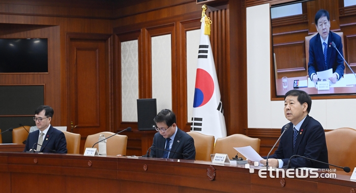 [포토] 경제관계장관회의 겸 민생경제관계 장관회의 주재하는 구윤철
