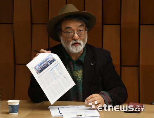 제2회 대한민국 인공지능 혁신대상 위원회 출범식이 28일 서울 전자신문 본사에서 열렸다.  안종배 국제미래학회장이 발언하고 있다.