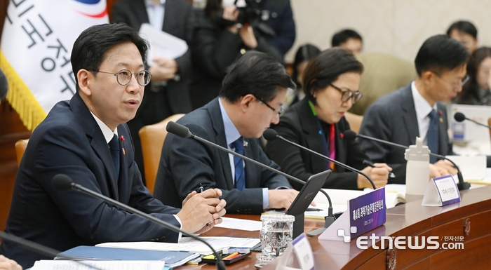 제4회 과학기술관계장관회의가 28일 서울 종로구 정부서울청사에서 열렸다. 배경훈 부총리 겸 과학기술정보통신부 장관이 모두발언하고 있다. 이동근기자 foto@etnews.com