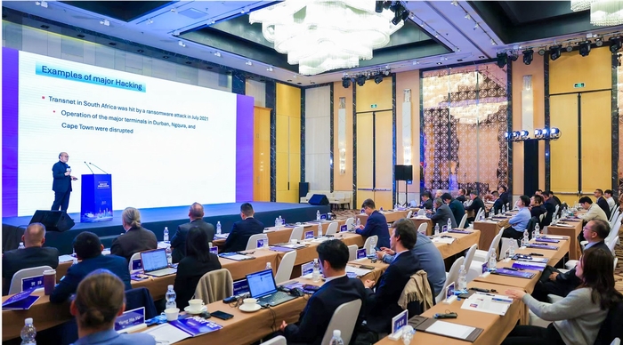 유영호 소장이 지난해 ISO 회의에서 스마트 자율운항 선박 네트워크 보안 국제표준 계획서(NP)를 제안 설명하고 있다.