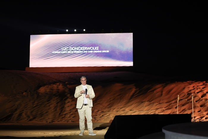 루크 동커볼케 사장이 제네시스 데저트 프리미어 행사에서 엑스 스콜피오 콘셉트를 설명했다. [자료:현대차그룹]