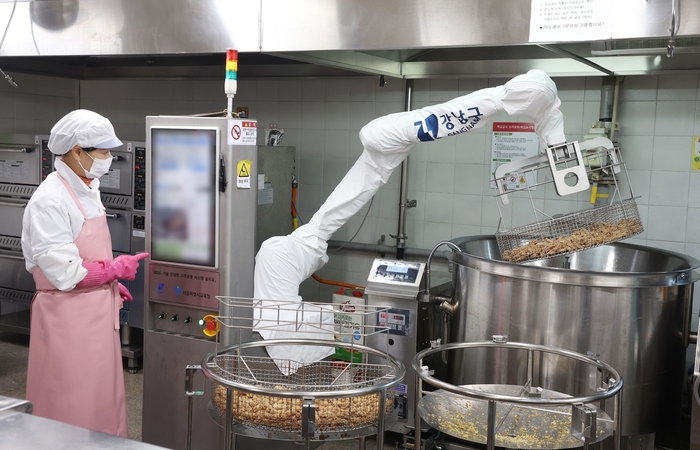 튀김 작업을 수행하는 조리로봇 / 강남구