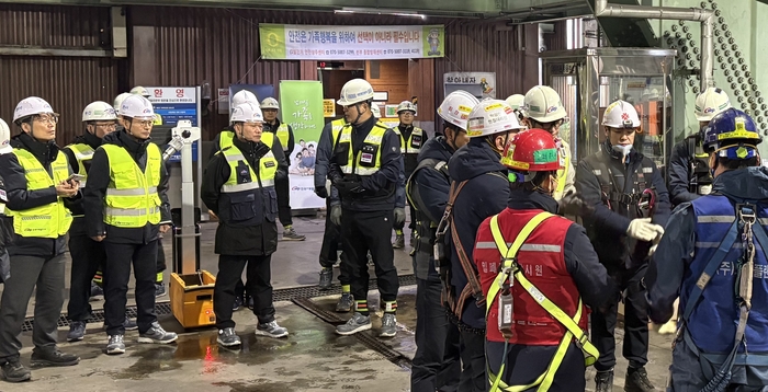 한국서부발전은 27일 충남 태안발전본부에서 '안전비상경영체제 현장 작동성 점검'을 실시했다. 이정복 서부발전 사장(왼쪽 네 번째)이 작업 전 안전 점검 회의(TBM·Tool Box Meeting)에 참여해 근로자들과 위험요인을 확인하고 개선 필요사항 등을 청취하고 있다. 사진출처 : 서부발전