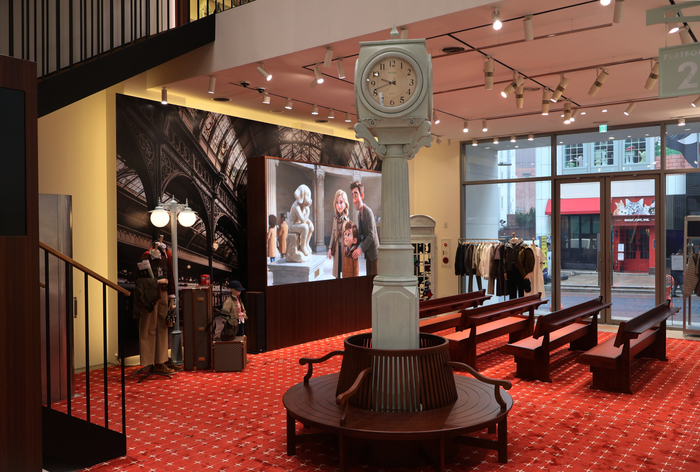 이달 초 열린 헤지스 26FW 글로벌 수주회에서 AI 영상 콘텐츠를 상영하고 있다.