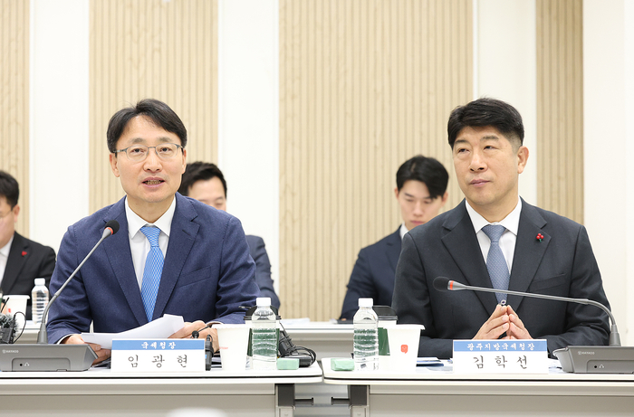 임광현 국세청장(왼쪽)이 28일 여수혁신지원센터에서 열린 간담회에서 발언 중이다. (사진=국세청)