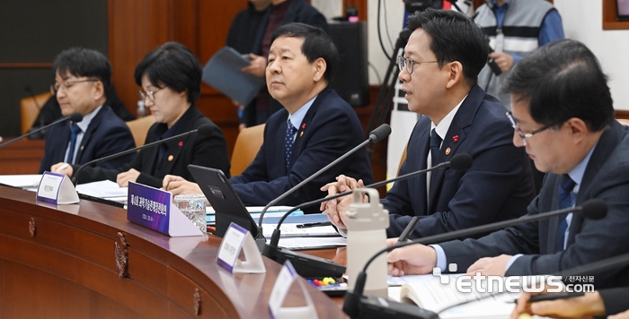 제4회 과학기술관계장관회의가 28일 서울 종로구 정부서울청사에서 열렸다. 배경훈 부총리 겸 과학기술정보통신부 장관이 모두발언을 하고 있다.   이동근기자 foto@etnews.com