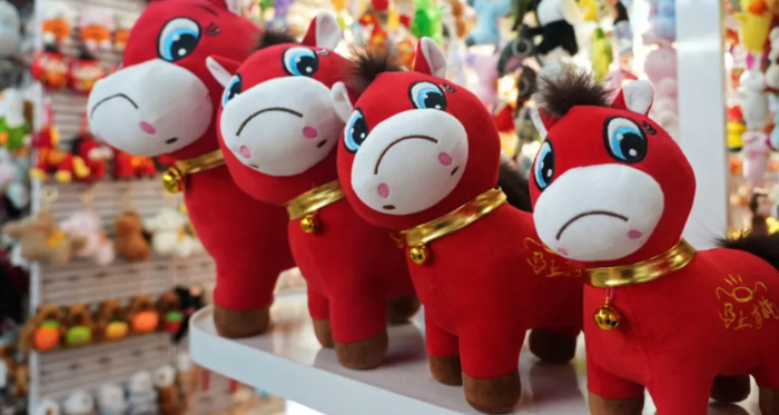 중국에서 음력 설을 앞두고 울상을 짓고 있는 말 모양 인형이 온라인 쇼핑몰과 SNS를 중심으로 큰 화제를 모으고 있다. 사진=BBC