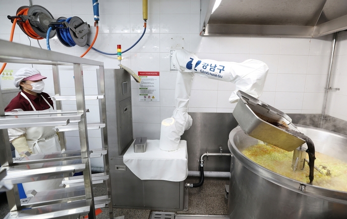 짜장 소스를 투입하는 조리로봇 / 강남구