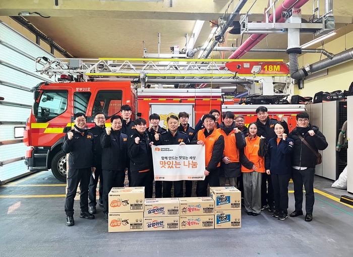 삼양라운드스퀘어와 삼양식품은 최근 서울특별시 중구 명동 신사옥 인근 지역사회에 식료품 1만8000식을 기부했다고 28일 밝혔다.