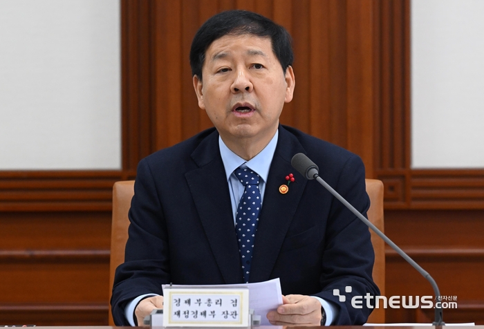 경제관계장관회의 겸 민생경제관계 장관회의가 28일 서울 종로구 정부서울청사에서 열렸다. 구윤철 부총리 겸 재정경제부 장관이 모두발언을 하고 있다. 이동근기자 foto@etnews.com