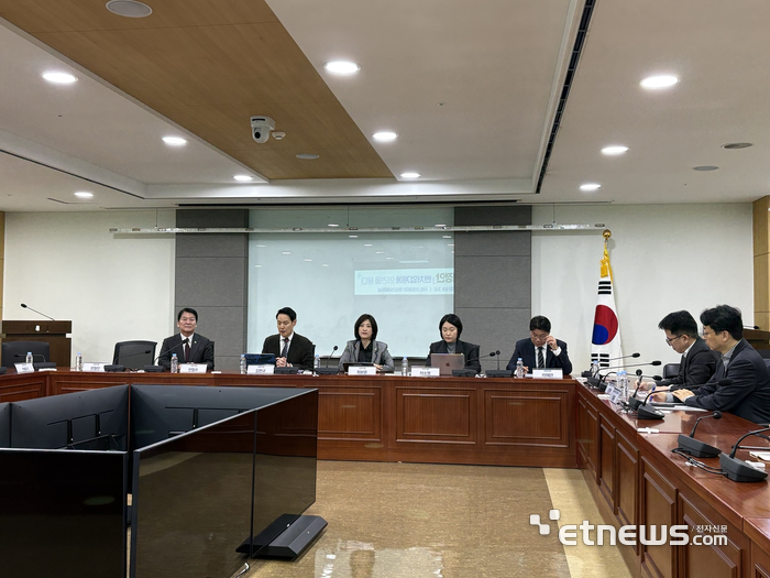 국회 스타트업 연구모임 '유니콘팜'이 지난해 12월 16일 국회 의원회관에서 '약사법 개정안, 벤처업계에 의견을 묻다' 간담회를 개최했다. (왼쪽부터)안철수 국민의힘 의원, 김한규 더불어민주당 의원, 최보윤 국민의힘 의원, 이소영 더불어민주당 의원, 이재관 더불어민주당 의원이 참석했다.