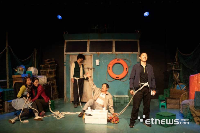 경기아트센터가 2월2~3일 소극장 무대에 올리는 '만선'의 한 장면.