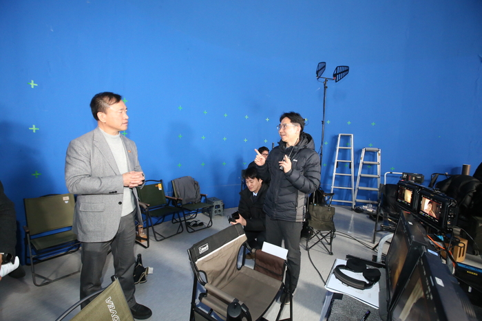 김종철 방송미디어통신위원회 위원장(왼쪽)이 28일 경기도 일산 SBS 제작센터를 방문해 드라마 세트장을 둘러보고 관계자와 대화하고 있다.[방미통위 제공]