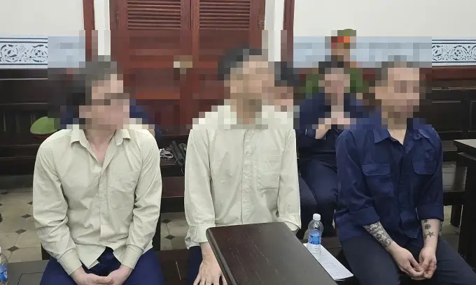 27일 베트남 호찌민시 인민법원에서 재판을 받고 있는 한국인 황씨 일당. 사진=VN익스프레스