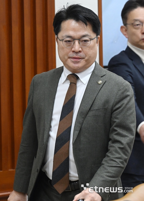 [포토] 경제관계장관회의 참석하는 문신학 차관