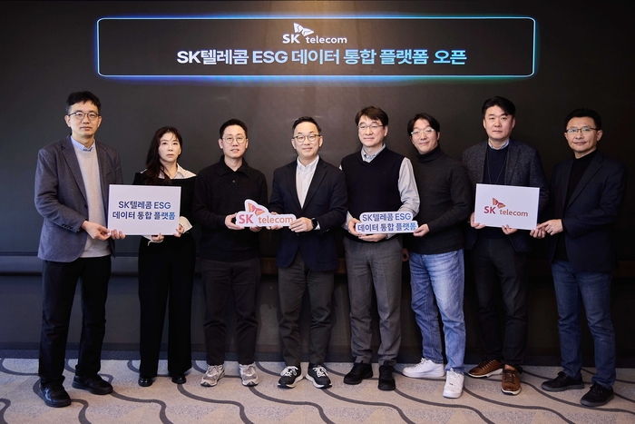 엄종환 SKT ESG추진실장(왼쪽 네번째)과 SKT 자회사 ESG 임원들이 'ESG데이터 통합 플랫폼' 론칭 기념 촬영을 하는 모습