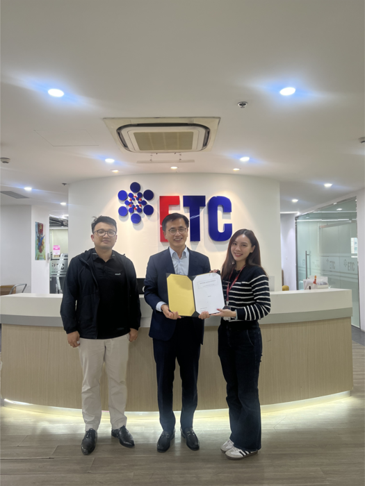 알티베이스는 베트남 현지 파트너 ETC 베트남과 함께 베트남 건설부산하 고속도로 통행료 관리 프로젝트를 공동 수주했다. 김성중 알티베이스 동남아 지사장(가운데과 ETC 어카운트 매니저(오른쪽).