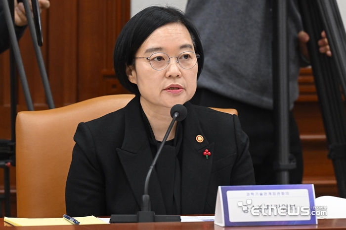 제4회 과학기술관계장관회의가 28일 서울 종로구 정부서울청사에서 열렸다. 한성숙 중소벤처기업부 장관이 모두발언을 하고 있다.  이동근기자 foto@etnews.com