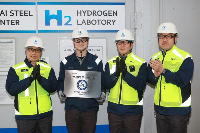 현대제철 당진제철소 연구소 임직원들이 안전관리 우수연구실 신규 인증 기념 촬영을 하고 있다. 왼쪽부터 현대제철 정유동 전무, 조준희 전임연구원, 이종협 팀장, 태순재 상무. 현대제철