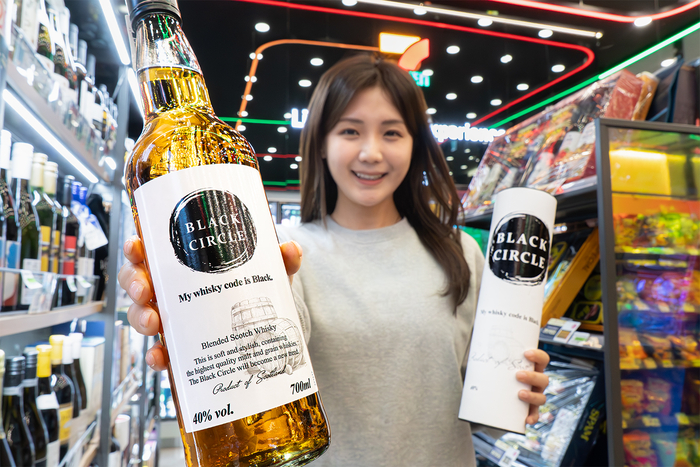 세븐일레븐은 '블랙서클 위스키'를 오는 30일 재출시한다고 밝혔다.