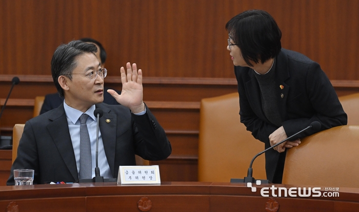 [포토] 대화하는 권대영-이스란