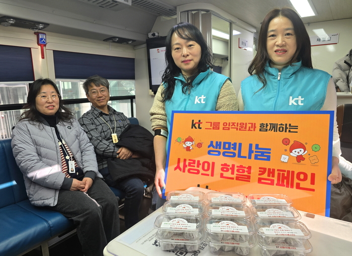 헌혈버스 안에서 순서를 기다리는 KT 직원 모습. 헌혈 기념품으로 두쫀쿠를 마려했다.