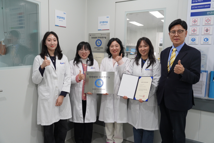 비임상지원센터 첨단동물모델평가동 조직병리 연구실 우수연구실 재인증 현판식에서 이명수 이사장(오른쪽)과 연구원이 기념 촬영했다.