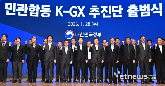 대한민국 녹색전환(K-GX) 전략 수립을 위한 민관합동 'K-GX 추진단' 출범식이 28일 서울 중구 대한상공회의소에서 열렸다. 구윤철 부총리 겸 재정경제부 장관과 박일준 대한상의 상근부회장, 김성환 기후에너지환경부 장관 등 참석자들이 기념촬영을 하고 있다. 앞줄 왼쪽부터 노용석 중소벤처기업부 차관, 홍지선 국토교통부 2차관, 류현철 고용노동부 산업안전보건본부장, 구혁채 과학기술정보통신부 제1차관, 김성환 기후에너지환경부 장관, 구윤철 부총리 겸 재정경제부 장관, 박일준 대한상공회의소 상근부회장, 이계인 민간발전협회장, 박종환 한국신재생에너지협회장, 한상우 코리아스타트업포럼 의장, 박주선 대한석유협회장. 이동근기자 foto@etnews.com