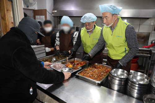 27일 서울특별시립 브릿지종합지원센터에서 박병희 NH농협생명 대표(오른쪽)와 이성환 경영지원부장(가운데)가 급식 배식 봉사활동을 진행하고 있다.(사진=NH농협생명)