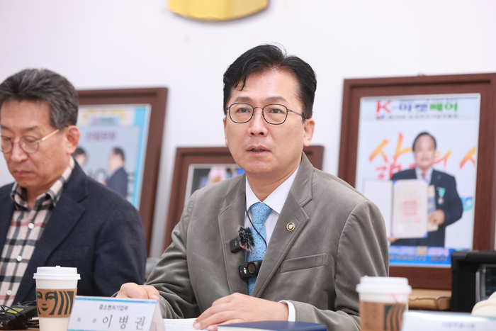 이병권 중소벤처기업부 제2차관이 28일 서울 종로구 광장시장에서 간담회를 열고 관계자들과 광장시장 상생 활성화 후속조치 사항을 점검하고 있다.