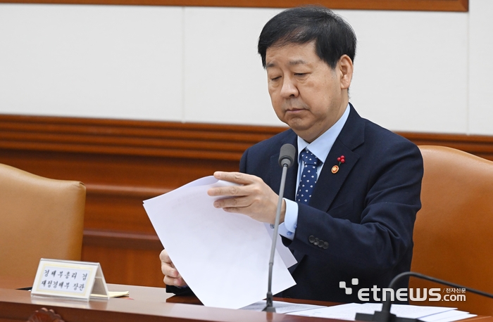 [포토] 자료 살펴보는 구윤철 경제부총리