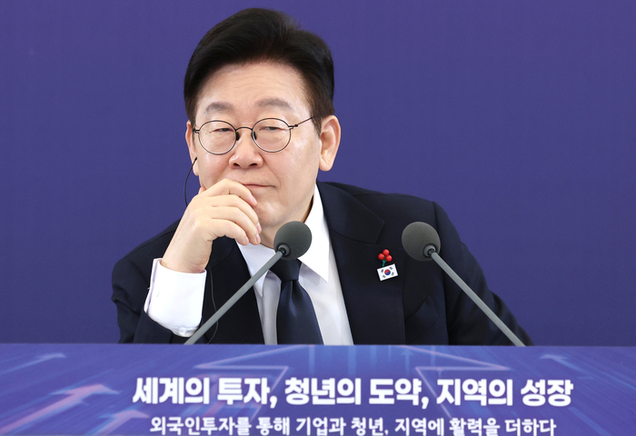 이재명 대통령이 28일 청와대에서 열린 외국인투자기업 간담회에서 참석자 발언을 듣고 있다. 연합뉴스