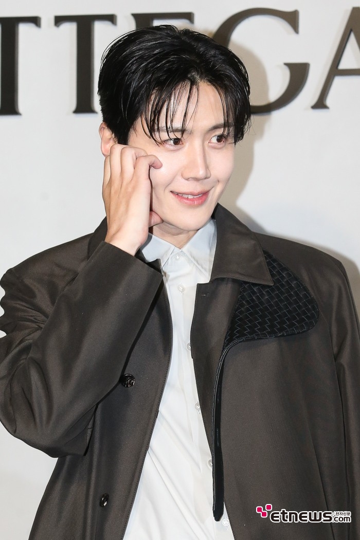 [ET포토] 김선호, '아이돌 처럼 어울리는 볼하트'