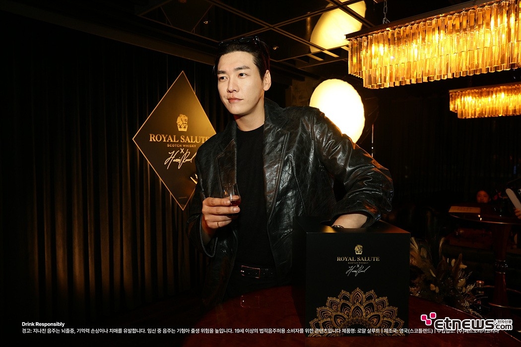[ET포토] 김영광, '블랙 레더 재킷과 위스키'