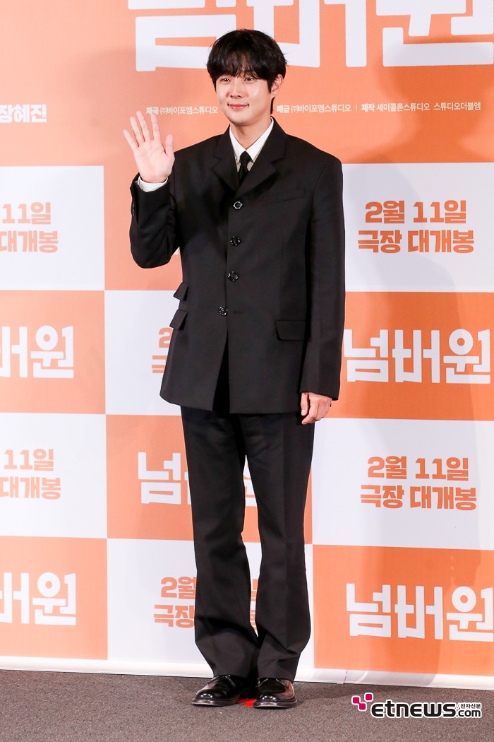 [ET포토] 최우식, '인사는 편안하게'