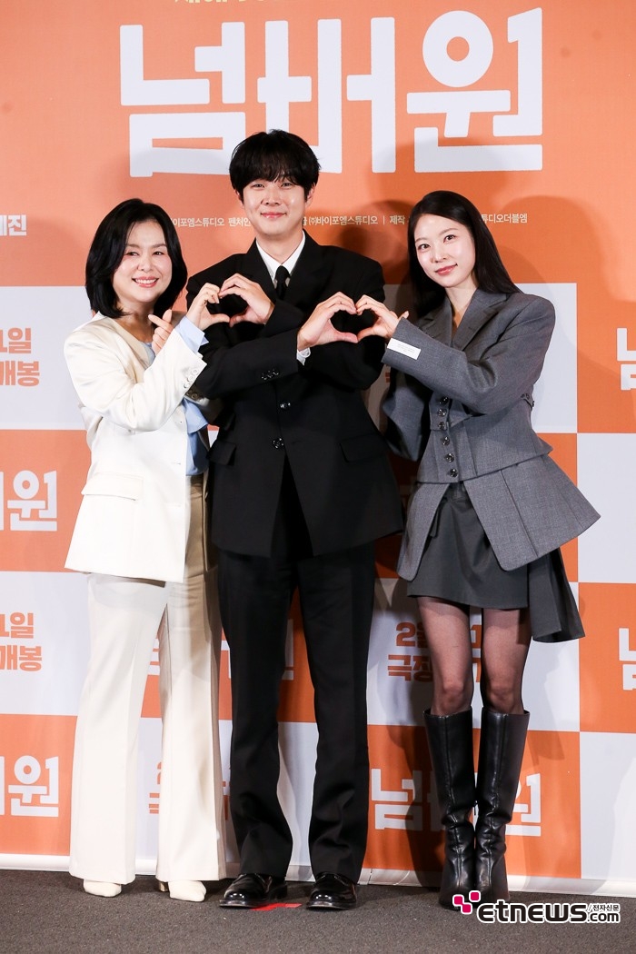 [ET포토] 장혜진-최우식-공승연, '다음달에 스크린에서 만나요'