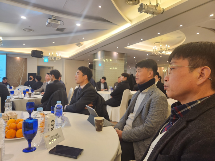 오킨스전자 전사 영업 전략 보고대회 에서 임직원들이 발표를 듣고 있다.