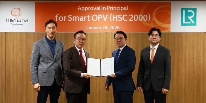 한화시스템은 영국 로이드선급으로부터 국내 최초로 '스마트 다목적 전투함'을 대상으로 개념설계 인증(AIP)을 획득했다. 왼쪽부터 김남태 로이드선급아시아 해군 함정 기술본부장, 홍충식 로이드선급 극동아시아 전략기획 부사장, 유문기 한화시스템 해양사업부장, 정지훈 한화시스템 스마트배틀십 체계팀장. 한화시스템