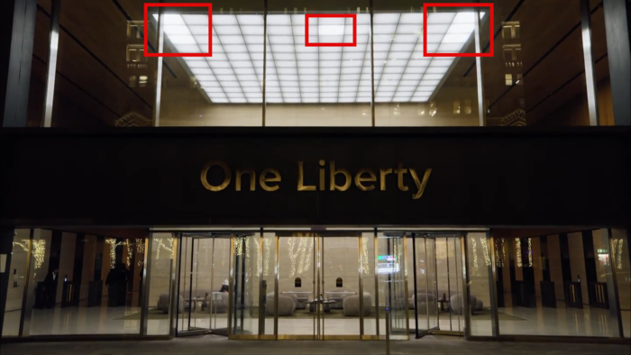 미국 뉴욕 원 리버티 플라자에 설치된 피에르 위그의 작품 '아타리 라이트'. 사진=월스트리트저널 캡처