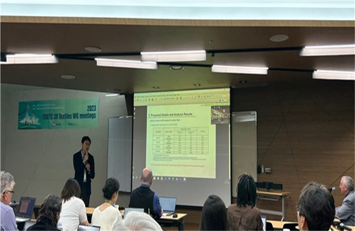 배인성 한남대학교 신소재공학과 배인성 교수가 ISO 국제회의에서 탄소표면 개질에 대한 XPS 정량 분석 방법에 대해 발표하고 있다.