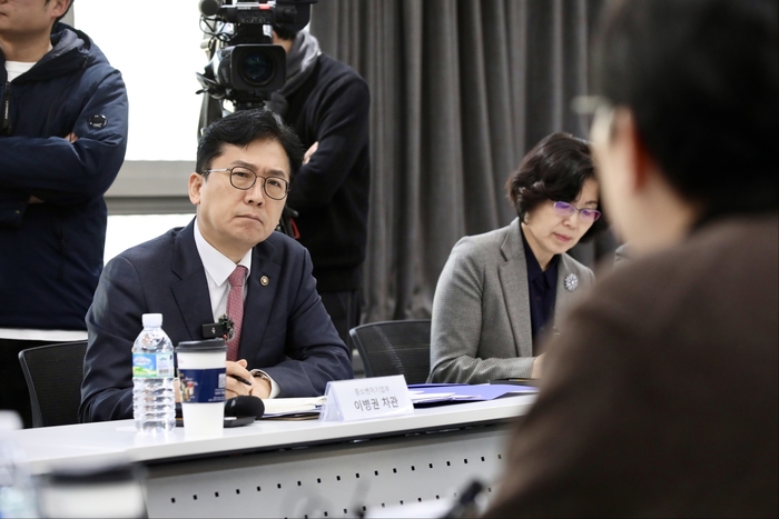 이병권 중소벤처기업부 제2차관이 홈플러스입점점주협의회 의견을 듣고 있다. 〈자료:중소벤처기업부〉