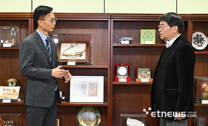 김용선 지식재산처장(왼쪽)과 김정희 전국부장이 대화를 나누고 있다. 대전=이동근기자 foto@etnews.com