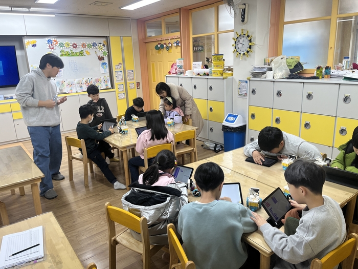 전남대 소프트웨어교육원은 광주시 늘봄사업에서 대학 주도형 교육 모델을 공교육 현장에서 검증하며 AI 교육 성과를 내고 있다. 늘봄교실 전경(사진=전남대)