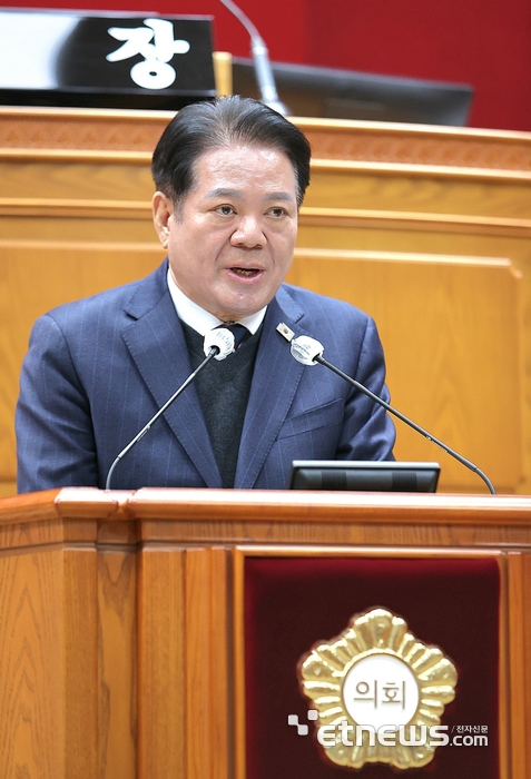 최대호 안양시장이 29일 제308회 안양시의회 임시회에서 시정연설을 하고 있다.