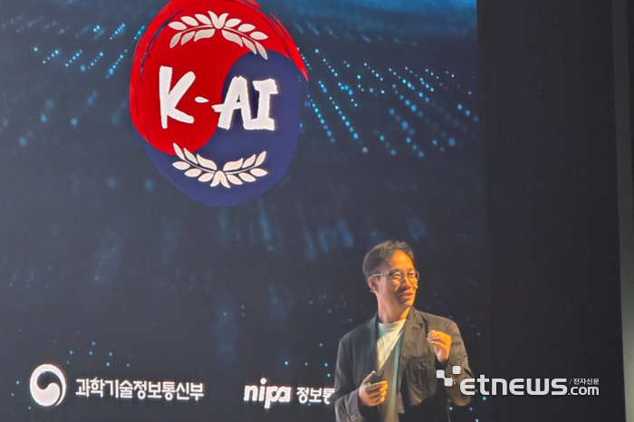 김성훈 업스테이지 대표가 지난달 30일 서울 삼성동 코엑스에서 열린 '독자 AI 파운데이션 모델' 1차 발표회에서 '솔라 오픈'에 대해 소개하고 있다. ⓒ박종진기자