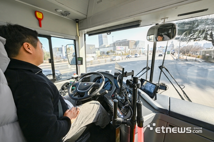 [포토] 최대 시속 80km로 달리는 자율주행 버스