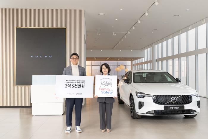 이윤모 볼보차코리아 대표(왼쪽)와 조용남 한국보육진흥원 원장