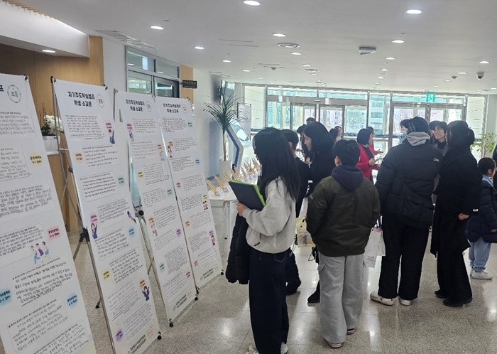 '자기주도학습캠프 학생 소감문' 전시 공간에서 참가 학생과 학부모들이 AI 영어 학습 경험이 담긴 소감문을 살펴보고 있다. 사진=로드와이즈