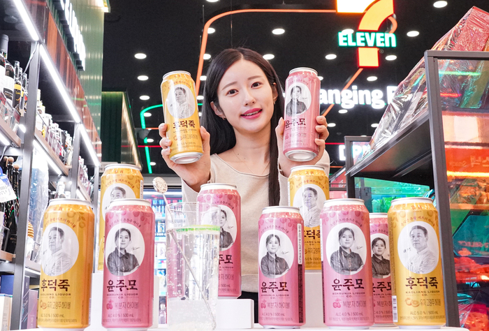 세븐일레븐은 오는 30일 중식대가 후덕죽 셰프와 손잡고 '후덕죽유자고량주하이볼'을, 내달 4일에는 K-주모 윤나라 셰프와 함께 '윤주모복분자하이볼'을 출시한다.